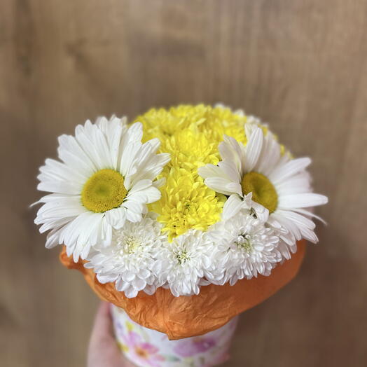 композиция из ромашек и кустовых хризантем