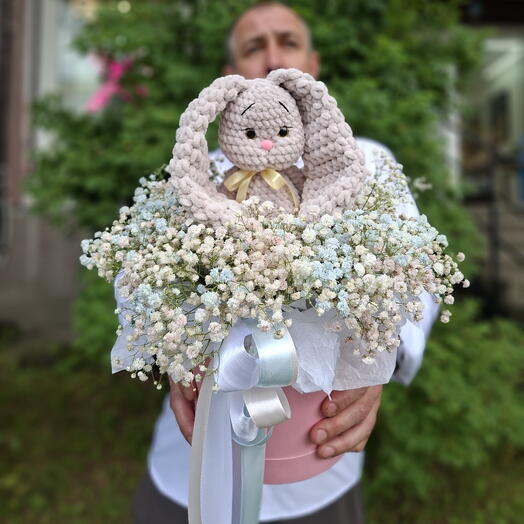 Нежный букет гипсофилы в розовой шляпной коробке с вязаным кроликом