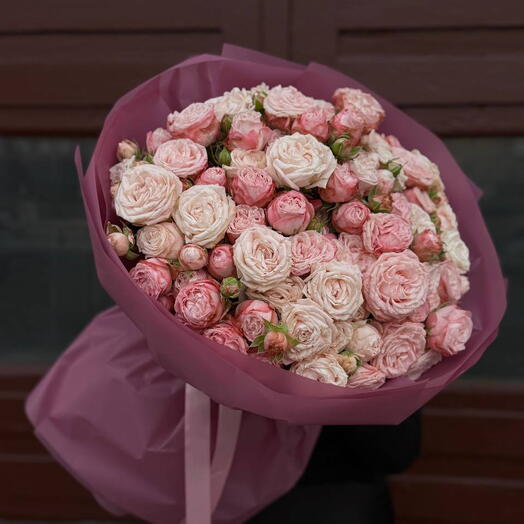 Розовые кустовые розы