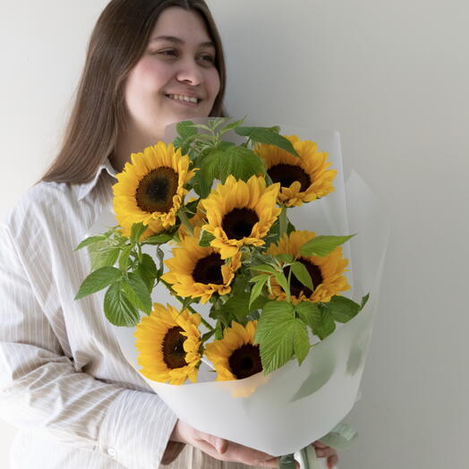Букет подсолнухов 9 шт и малина