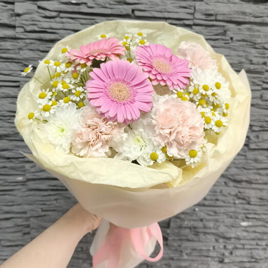 Букет с Герберой , ромашками, кустовой хризантемой и нежным диантусом