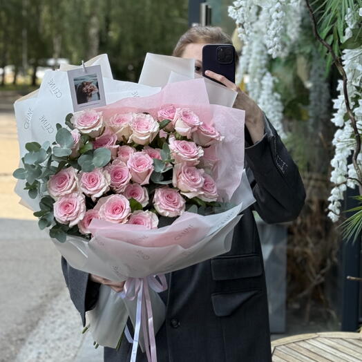 Моно из розовый роз с эвкалиптом