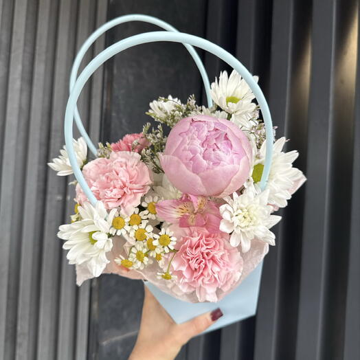 Композиция из ромашек, пиона, хризантем
