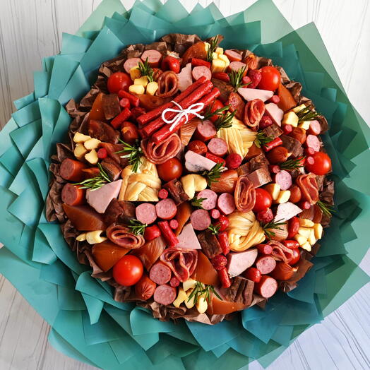 Мужской букет из мясных закусок и сыра