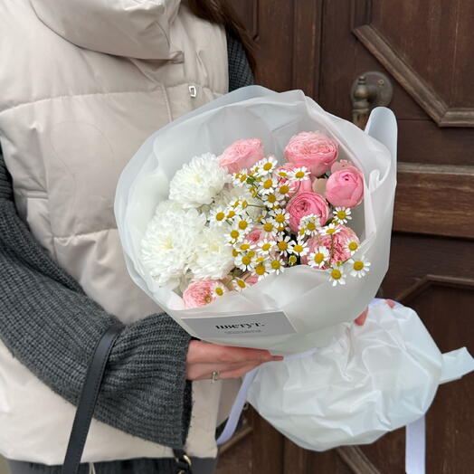 Микс с пионовидной розой и матрикарией