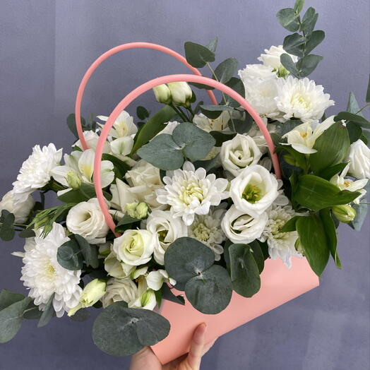 Корзинка из хризантем,эустомы,альстромерии,эустомы,эвкалипта,роз