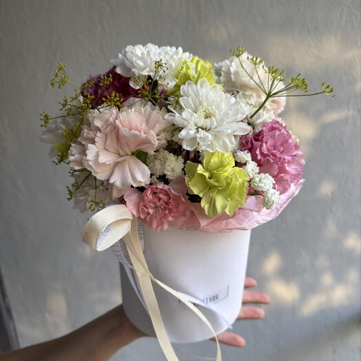 Композиция с хризантемой и диантусами в шляпной коробке 🌸