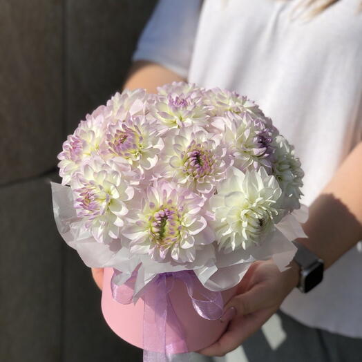 Ажурные георгины в шляпной коробке