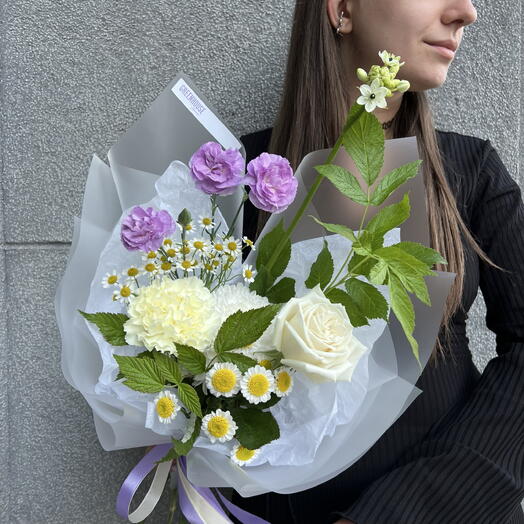 Букет «Сливочная лаванда» в коробке: хризантема Туту, орнитогалум Сандерс, сантини, матрикария, малина, гвоздика, роза Плая