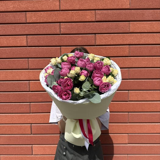 Микс / Кустовые розы из пионовидных, кустовых роз 9 шт и эвкалипт 💕