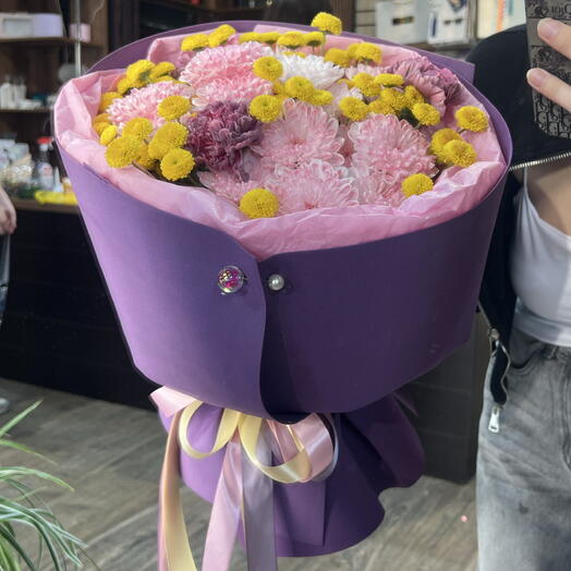 Летний букет с хризантемами и диантусами в нежной упаковке 🌼💜