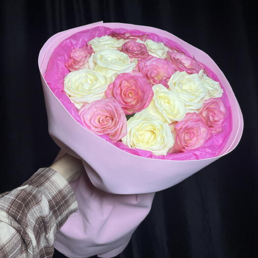 Букет из бело-розовых роз