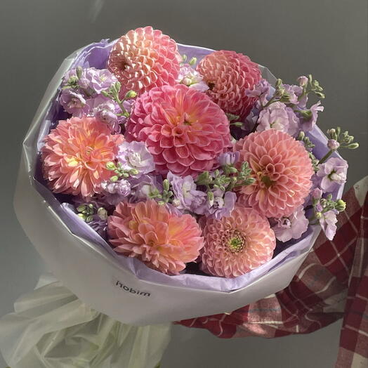 Букет с яркими георгинами и маттиолой🩷💜