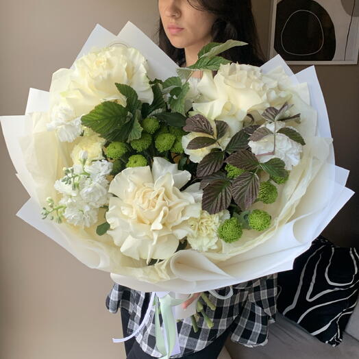 Букет «Мгновение» с французскими розами, Сантини, малиной 💚🌼