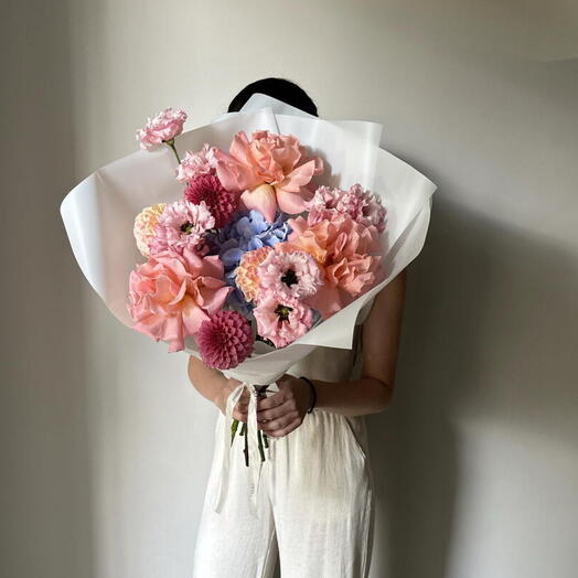 Авторский букет с георгинами и гортензией