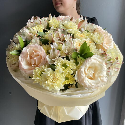 Солнечный букет из пушистых хризантем, ажурных роз, сочных гвоздик в сливочном оттенке и изящных альстромерий