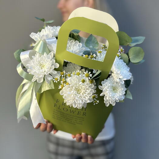 Композиция «Милашка» 🌼 с кустовой хризантемой, ромашкой, эвкалиптом