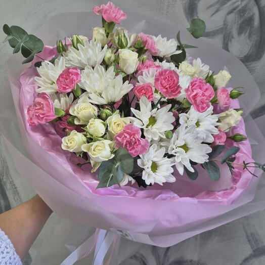 Кустовые розы с хризантемой