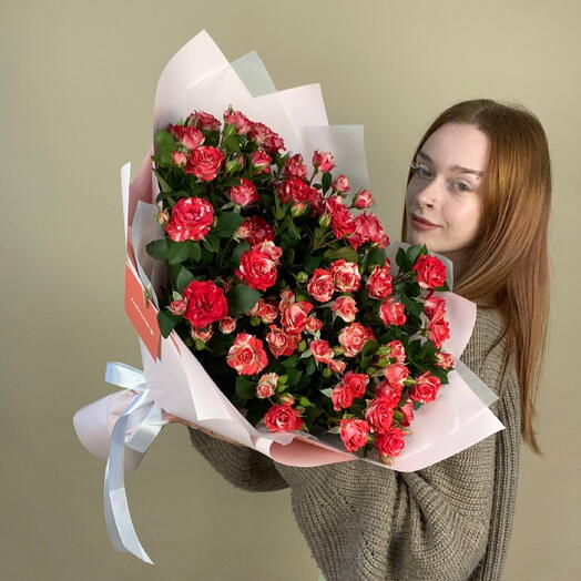 Букет из 7 яркий кустовых роз Фаерворкс «Малибу»