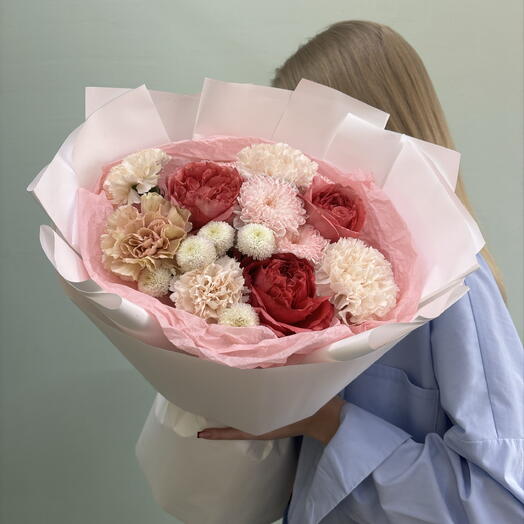Букет из роз Пинк экспрешен, диантусов и кустовой хризантемы 💕