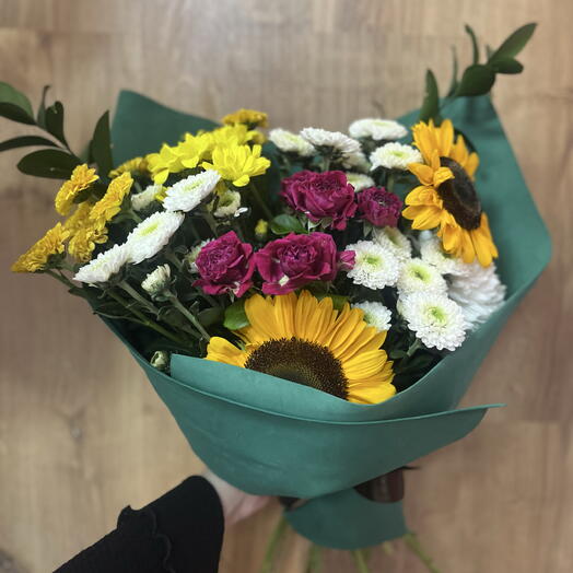 букет из кустовых хризантем и подсолнухов