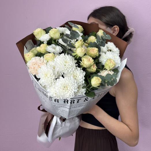 Стильный осенний букет 💐 цветов / розы , эвкалипт , хризантемы в шоколадной упаковке