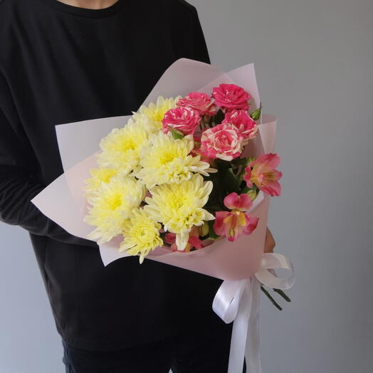 Букет из кустовой розы Фаерворкс, жёлтой хризантемы и альстромерии в розовом оформлении