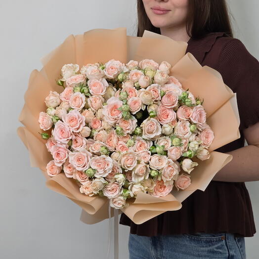 Роскошный букет из 25 персиковых кустовых роз Пич дайменшн