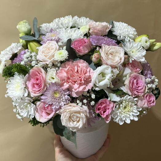 Нежный композиция из Роза  кустовая бомбастика, хризантема,  эустома