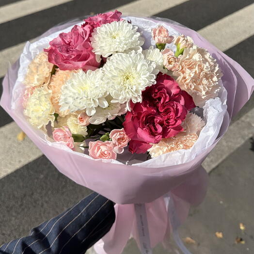 Букет в розовой объемной упаковке из кустовой хризантемы, диантусов и пионовидной розы