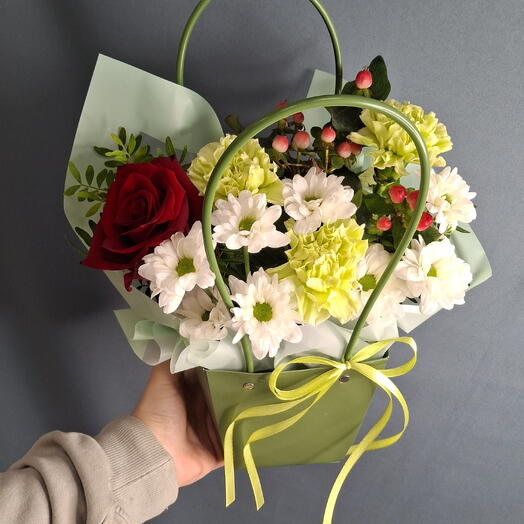 Композиция Яркая с розой, хризантемой, диантусами и гиперикумом