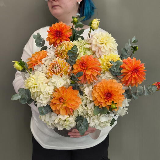 Композиция из белых гортензий и ярких георгинов 🌼
