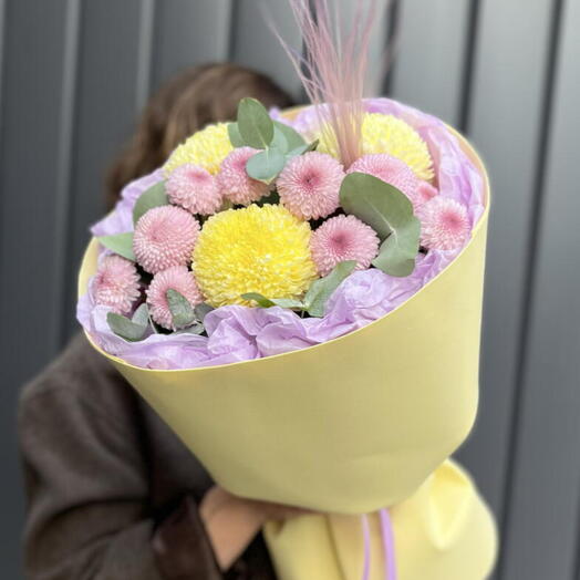 Лимонные и розовые кустовые хризантемы с веточками эвкалипта🌸