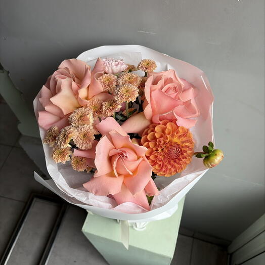 Сезонный карамельный букет с георгином и французской розой