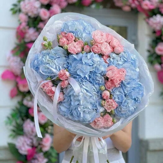 Букет «Пудровый бриз» — гортензия и кустовые розы 💙🌸