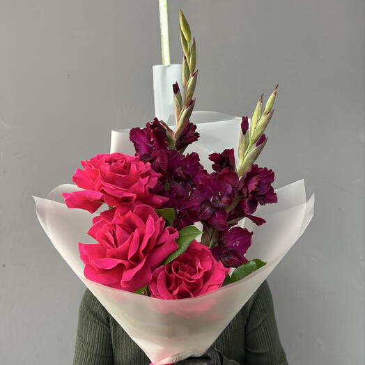 Яркий букет с Малиновыми Розами и Винными Гладиолусами💝
