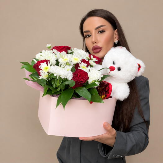 Подарочная упаковка с цветами и мишкой «признание в любви»