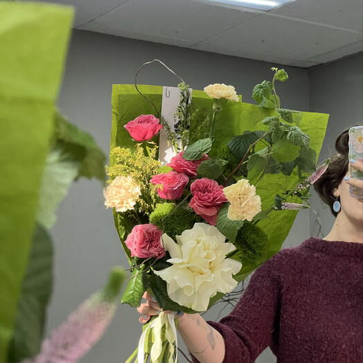 Садовый насыщенный букет