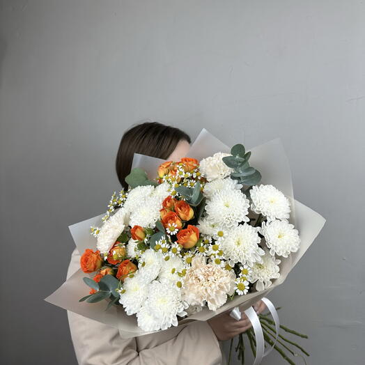 Букет из Кустовой оранжевой розы, хризантемы, ромашки и диантуса🌼