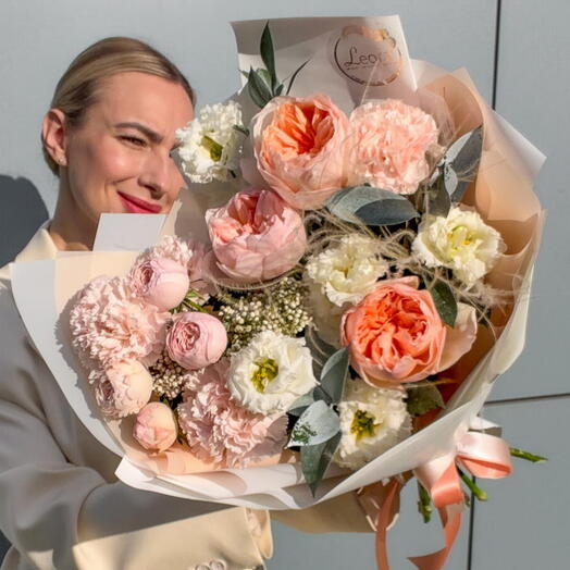 Букет Джульетта. Пионовидные розы и диантус. Авторский букет 685 Leoraflowers