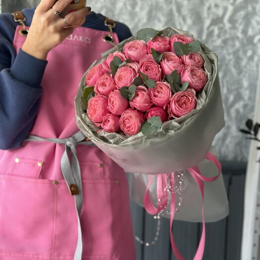 21 пионовидная роза с эвкалиптом