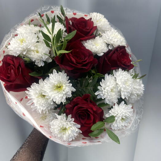 Букет с розами и хризантемой