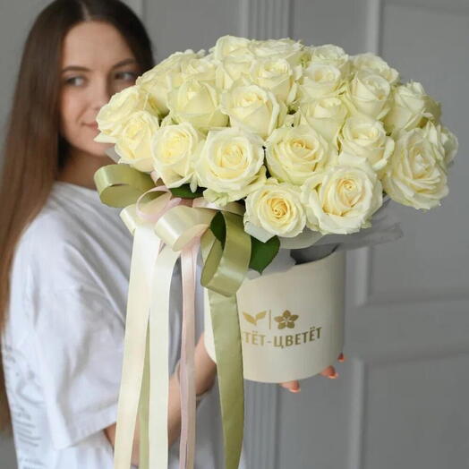 Композиция в коробке с белыми розами 31шт