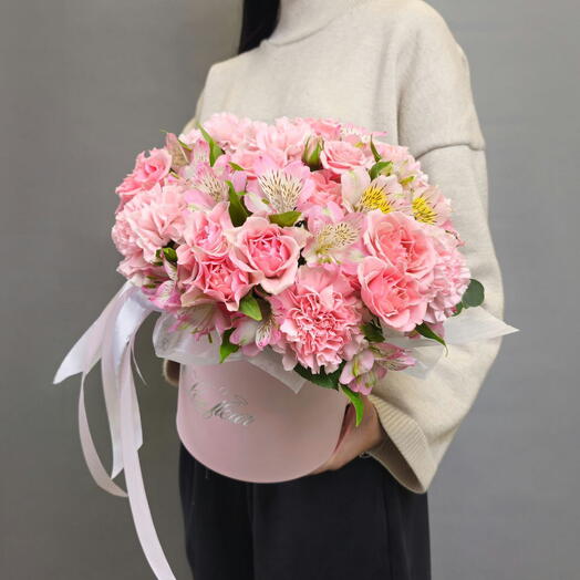Кустовые розы, альстромерия, гвоздика розовый микс в коробке les fleur (В0084)