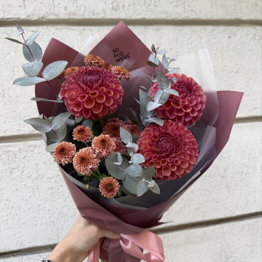 Букет с георгинами, кустовыми хризантемами и эвкалиптом от XOFLOWERS
