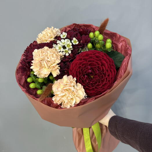 Букет с георгиной и диантусами