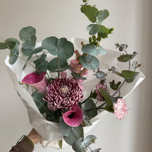 Яркий букет с каллами и хризантемой сорта бигуди🌸