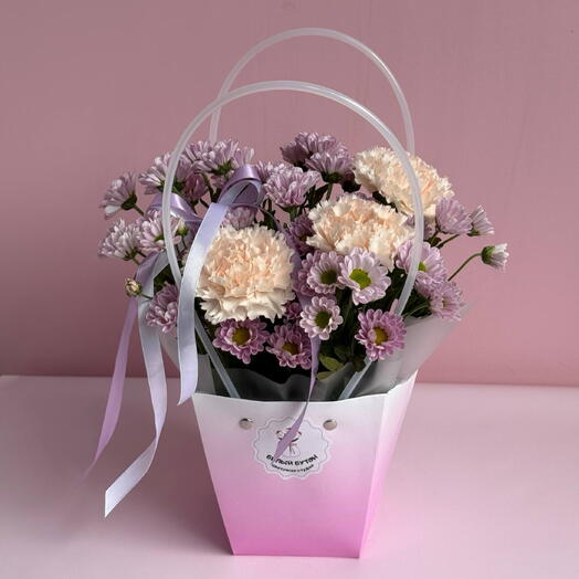 Композиция из хризантем и диантусов в сумочке💜🩷