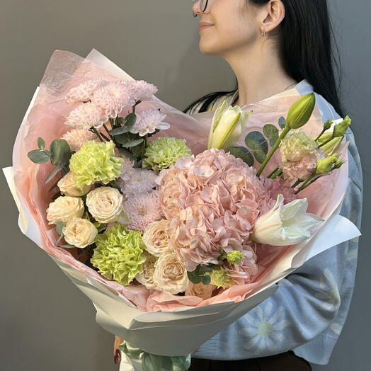 Букет «Сад моей души🤍🌸» с гортензией, пионовидной лилией, эустомой, кустовой розой, диантусами, хризантемой, эвкалиптом