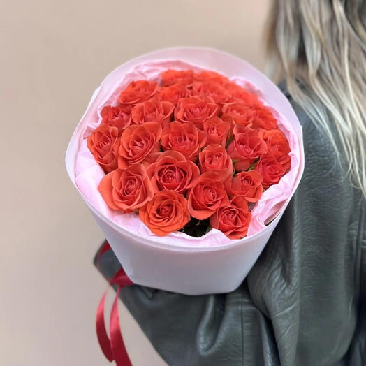 25 коралловых роз в нежной упаковке
